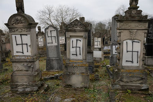 Las esvásticas “invaden” un cementerio judío en Francia